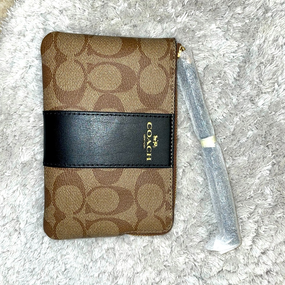 NWT coach corner zip wristlet in siganture canvas, khaki black